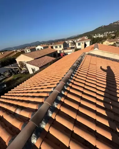 Pose Closoir Ventilé Plomb avec tuiles canal silvacane #tuiles #faitage #closoir #toiture #work #suddelafrance #sixfourslesplages #83 #toit #chantier #renovation